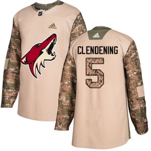 Herren Arizona Coyotes Eishockey Trikot Adam Clendening #5 Authentic Camo Veterans Day Practice